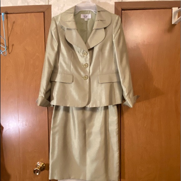 New With Tags Women’s Business suit - Picture 2 of 4